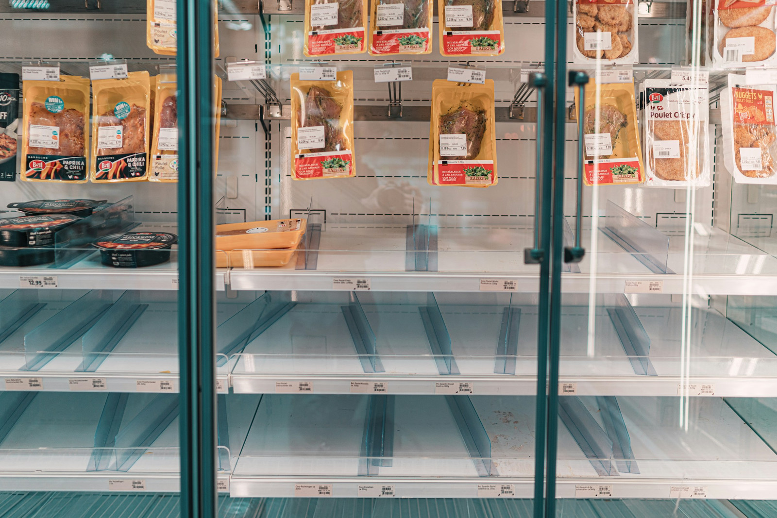 Una vitrina refrigerada comercial