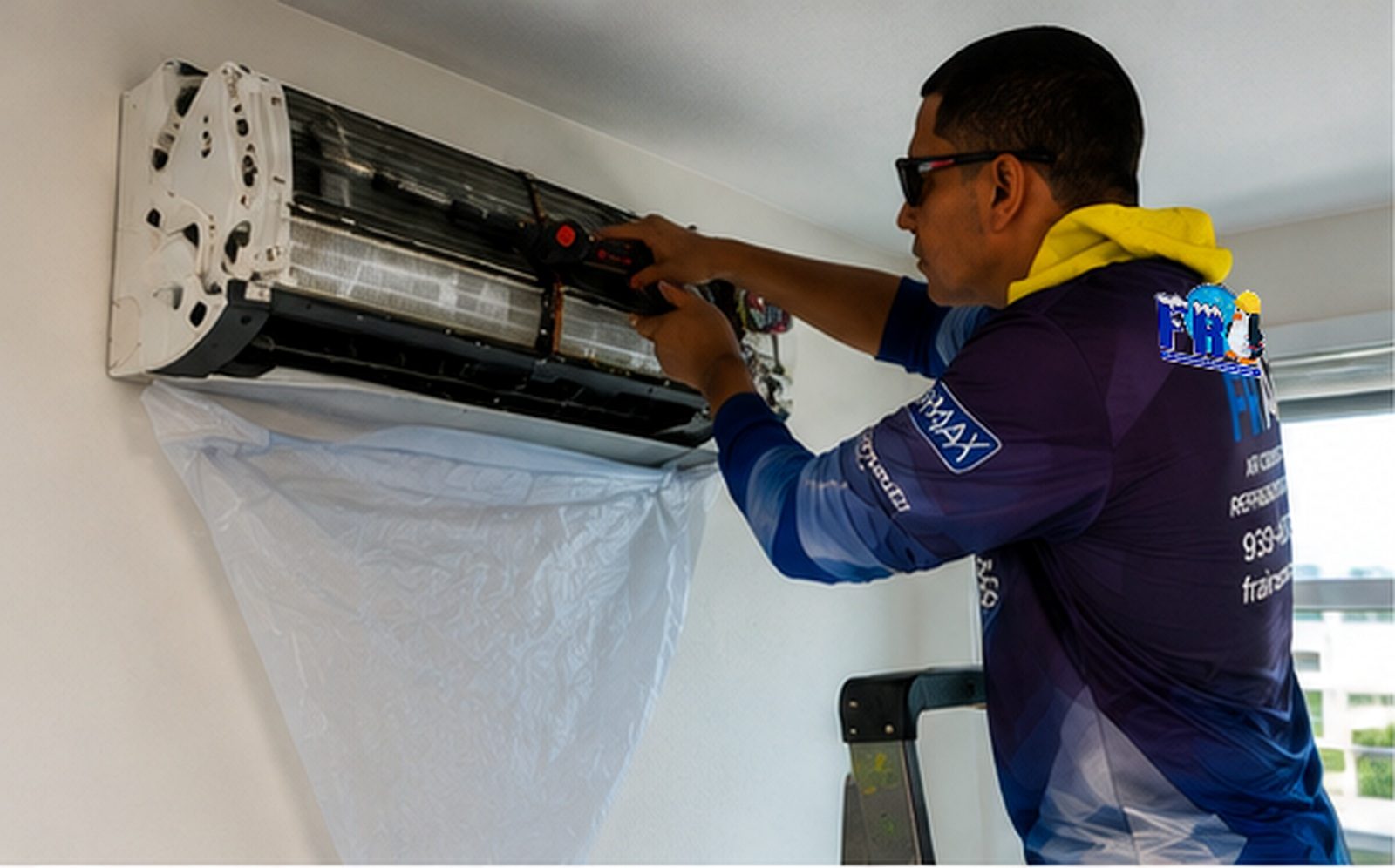 Técnico de FR Air lavando el evaporador de una consola con la bolsa de drenaje puesta