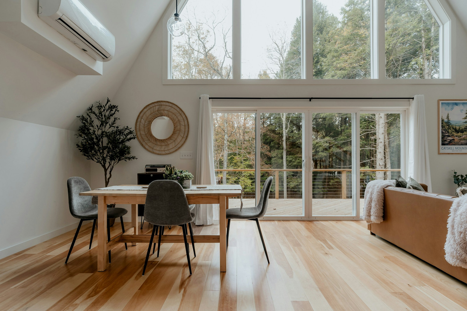 Una sala-comedor de planta abierta con una consola mini-split